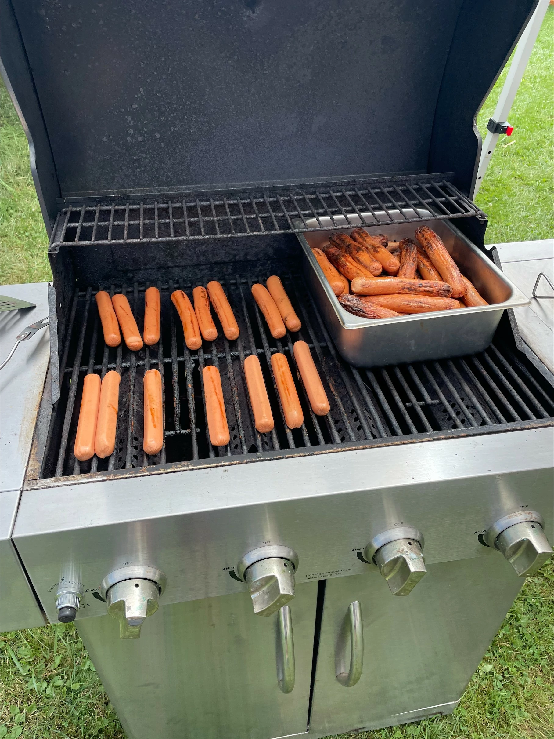 Paul Pilatowski and Sandy Gustafson passed out FREE Hot Dogs, Water, Chips, and other goodies to area Veteran’s. Jennifer Bliss announced the event.