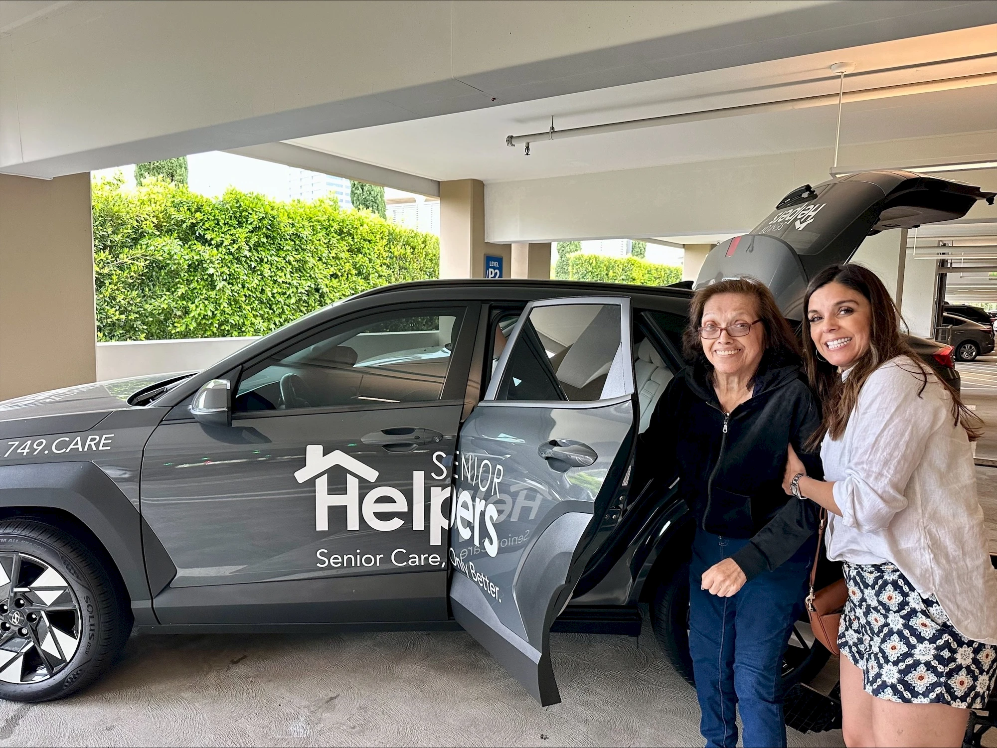 Here’s Kona providing some much-needed engagement and love to one of our clients at Fashion Island in beautiful Newport Beach! Whether it’s making connections or just spreading joy, Kona always knows how to brighten the day.